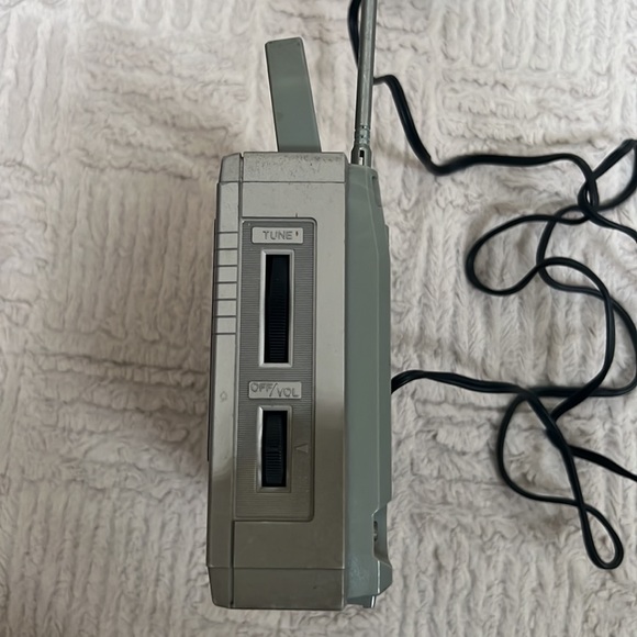 Sanyo Model RP 5230 AM/FM Portable Radio, Vintage 80’s - Picture 9 of 16